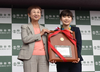 写真：福原選手（右）。「仙台市民の皆さんの前で良い報告ができてとても幸せです」（市役所本庁舎前にて）