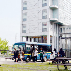 写真：八木山動物公園駅と二つのキャンパスを結ぶシャトルバス