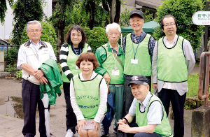 写真：ガイドボランティアの皆さん。後列右から2番目が米田会長