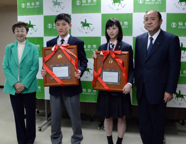 写真：張本選手（左から2番目）と保原選手（左から3番目）