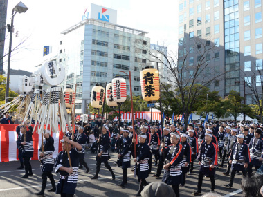 写真：観閲行進する消防団の階子乗り隊