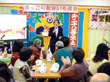 写真：大漁旗を飾って行われた新年会。弾き語りや落語を楽しみました