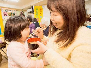 写真：大きな鍋で作った芋煮。たくさんおかわりしました