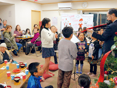 写真：クリスマス会では、バイオリンの演奏に合わせて歌って踊りました