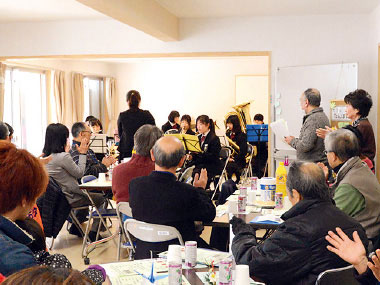 写真：新年会で行われた茂庭台中学校ブラスバンド部の演奏