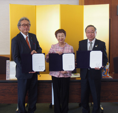 写真：左から首藤市長、奥山市長、池田市長