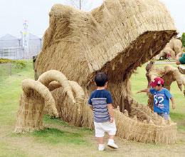 写真：わらアート「空想動物園2016」に登場したティラノサウルス