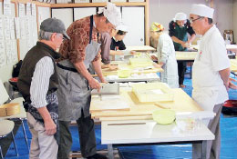 写真：野尻集会所で行われたそば打ち体験