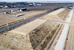 写真：津波からの防御機能を高めるため、東部復興道路のかさ上げ工事を進めています