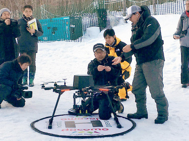 写真：泉ケ岳で行われた、ドローンを活用した冬山遭難者捜索の実証実験（平成29年2月）