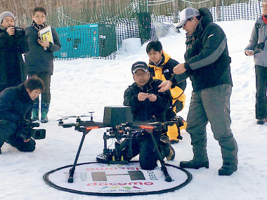 写真：泉ケ岳で行われた、ドローンを活用した冬山遭難者捜索の実証実験（平成29年2月）