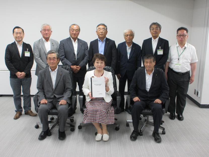 意見書提出(市長と出席者の皆様)