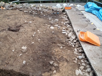 石垣の上部の発掘状況（コンクリートで補修している）