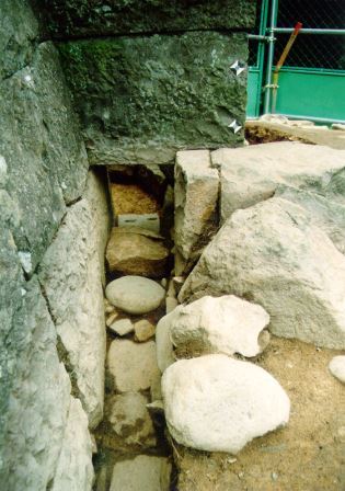 詰門跡の礎石と石組側溝の写真