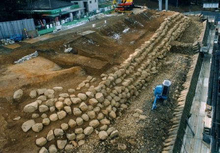 栗石層と盛土層の境界に設置された「階段状石列」