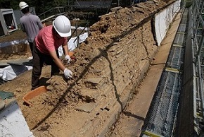 土塀の解体作業