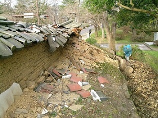 大手門北側土塀の被災状況（裏から）