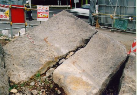 角石の上に残る「敷金」のサビ跡