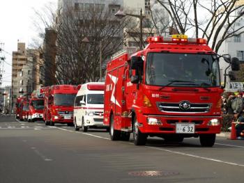 消防車両の観閲行進の様子