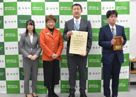 昨年度の表彰式の様子（表彰状・記念品贈呈）