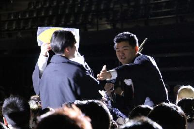 クイズ大会の景品を新成人が受け取っている様子