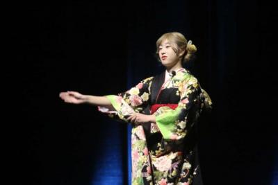 「はたちの集い」運営スタッフによる合唱指揮を行っている様子