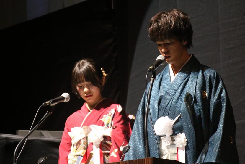 「はたちの集い」運営スタッフによる司会進行をしている様子