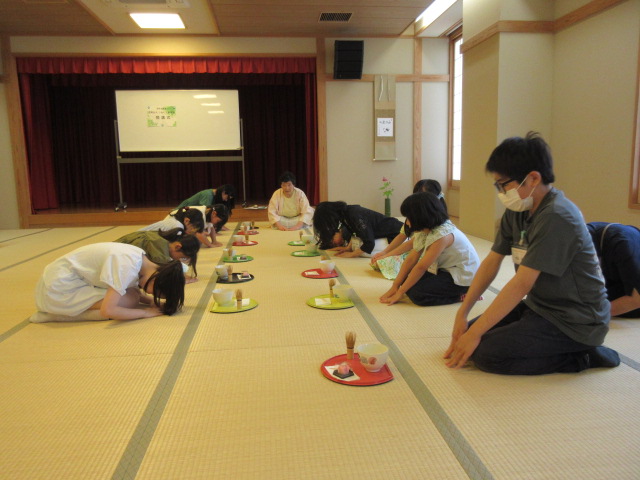 荒町小学校にて礼法、茶道の体験学習の様子