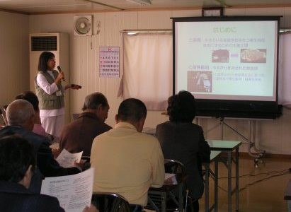 スライドを用いた見学者への説明の様子