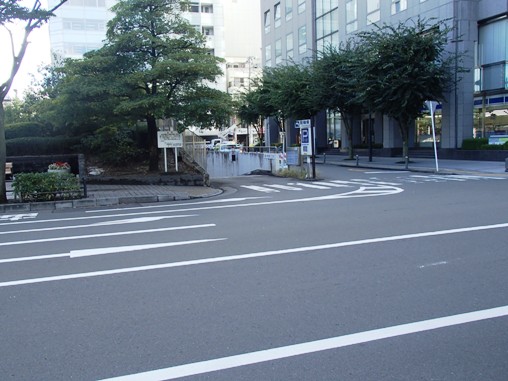 駐車場入り口を市役所本庁舎側から見た写真