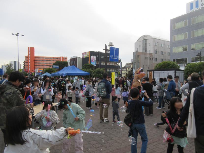 多くの来場者で賑わう長町駅前広場公園