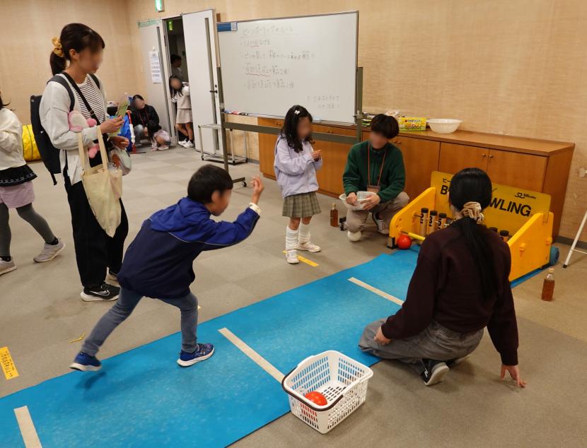 屋内ブースの活動を楽しむこども