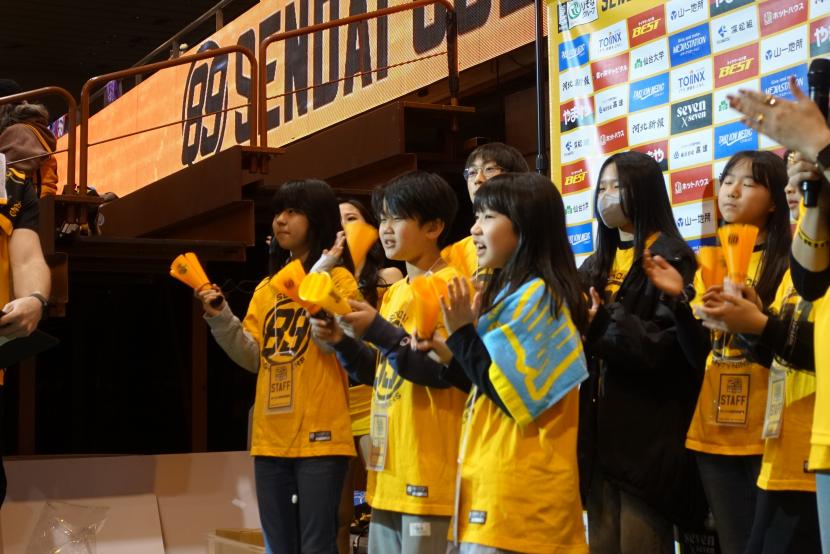 仙台エイティナイナーズのホームゲームで大きな声を出して応援する隊員