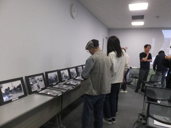 長町まざらいん継承委員会の写真を観覧している様子1