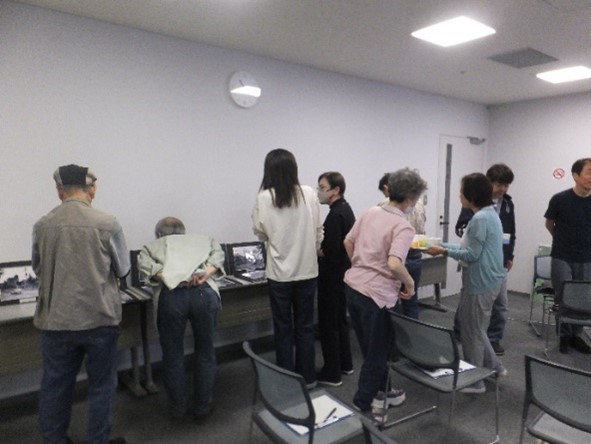 長町まざらいん継承委員会の写真を観覧している様子2