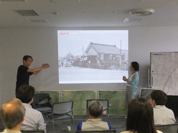 長町に昔あった酒販売店について思い出を話す様子