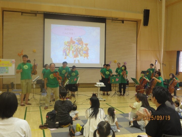 オープニングでドラゴンクエストのテーマ曲を披露する様子