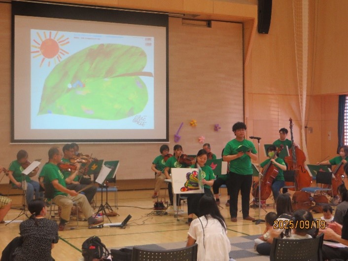 絵本の読み聞かせを歌でする様子