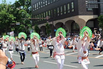 画像/東北絆まつりパレードの様子。仙台すずめ踊り