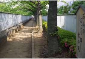 仙台堀川沿いの遊歩道にある松尾芭蕉が「奥の細道」で詠んだ18句の句碑