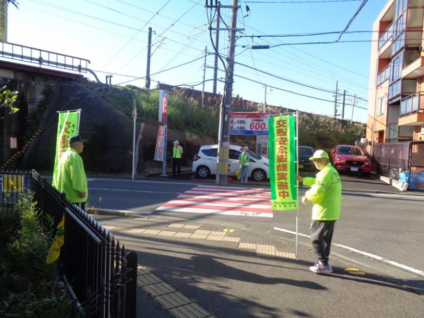 古城小学校北側交差点における街頭キャンペーンの様子1