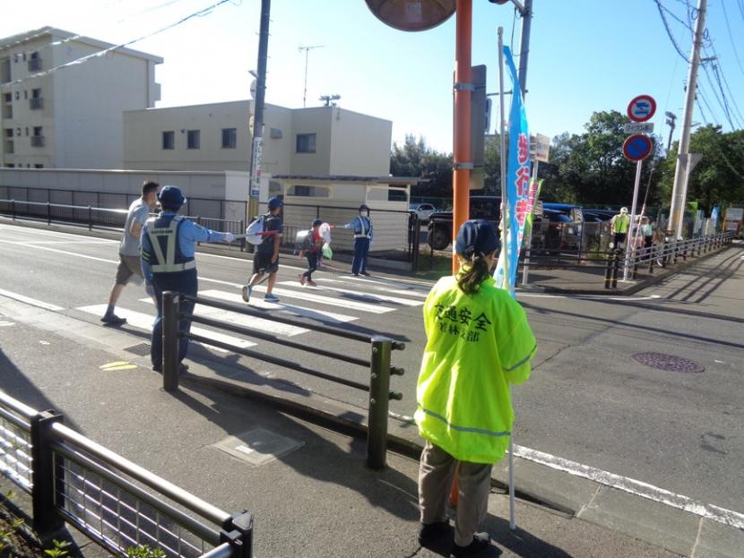 古城小学校北側交差点における街頭キャンペーンの様子2