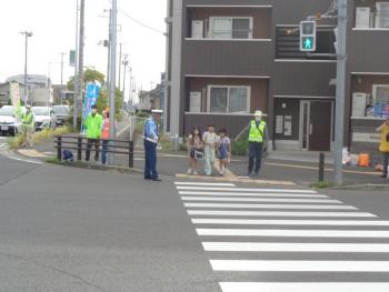 蒲町小学校前における街頭キャンペーンの様子1