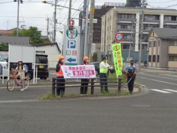 蒲町小学校前における街頭キャンペーンの様子2