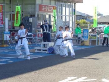 聖和学園高等学校空手道部の演武の様子