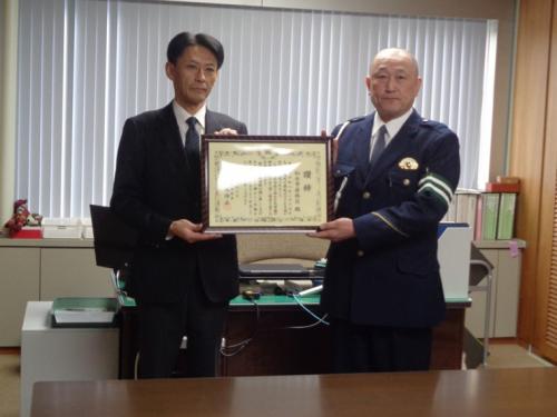 宮城県若林警察署長より「讃辞」が伝達される様子