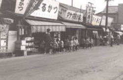 一本杉町の商店街をお散歩する幼稚園児の写真