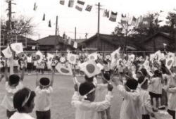 幼稚園の運動会の様子を撮影した写真