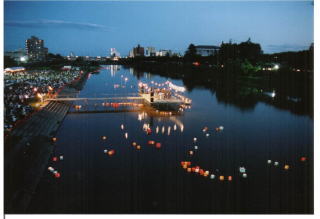 宮沢緑地で行われている広瀬川灯篭流しの様子の写真