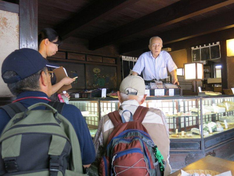 写真／石橋屋見学の様子